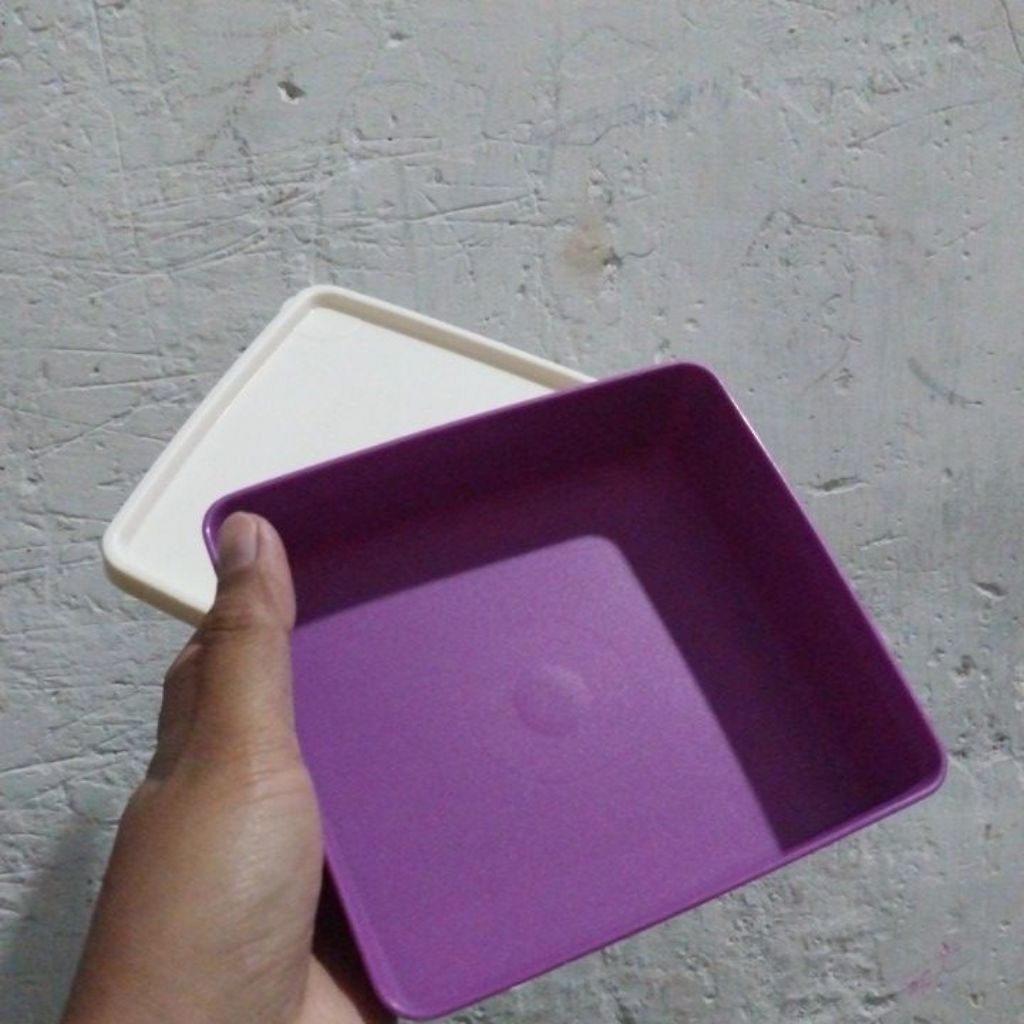 SECOND TUPPERWARE  GEPENG MEDIUM SQUARE AWAY 400ml