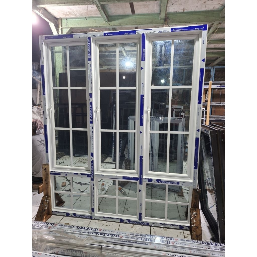 jendela aluminium 3 daun bukaan swing  1 arah. + kaca mati bagian bawa +lis oranmen kotak2. kusen 4"
