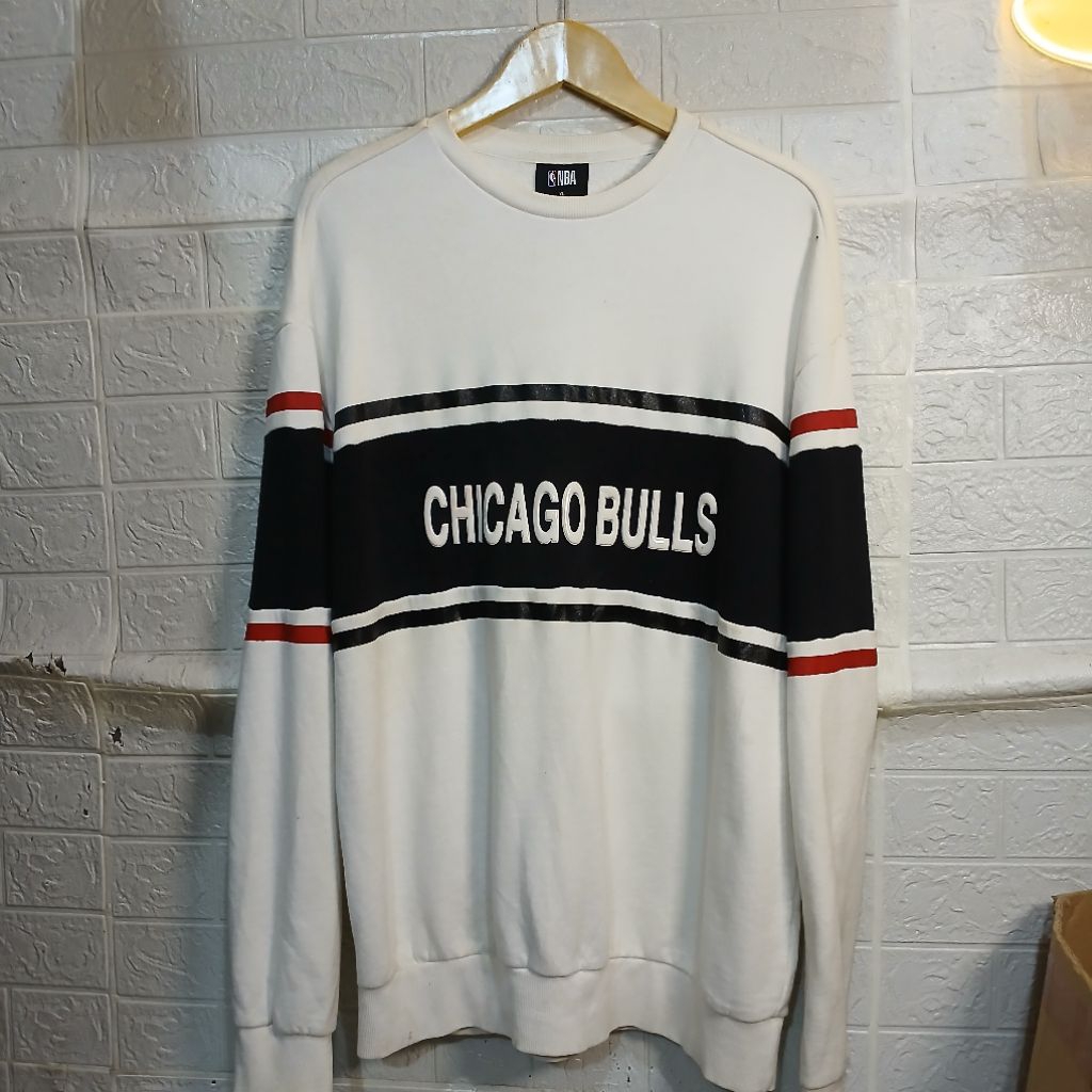 Crewneck Sweater NBA Chicago Bulls Putih Hitam Size XL