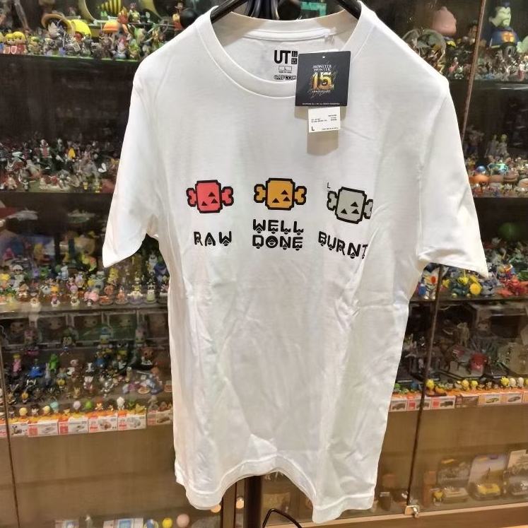 Kaos Uniqlo X Capcom X Monster Hunter 15th Anniversary Shirt Size L