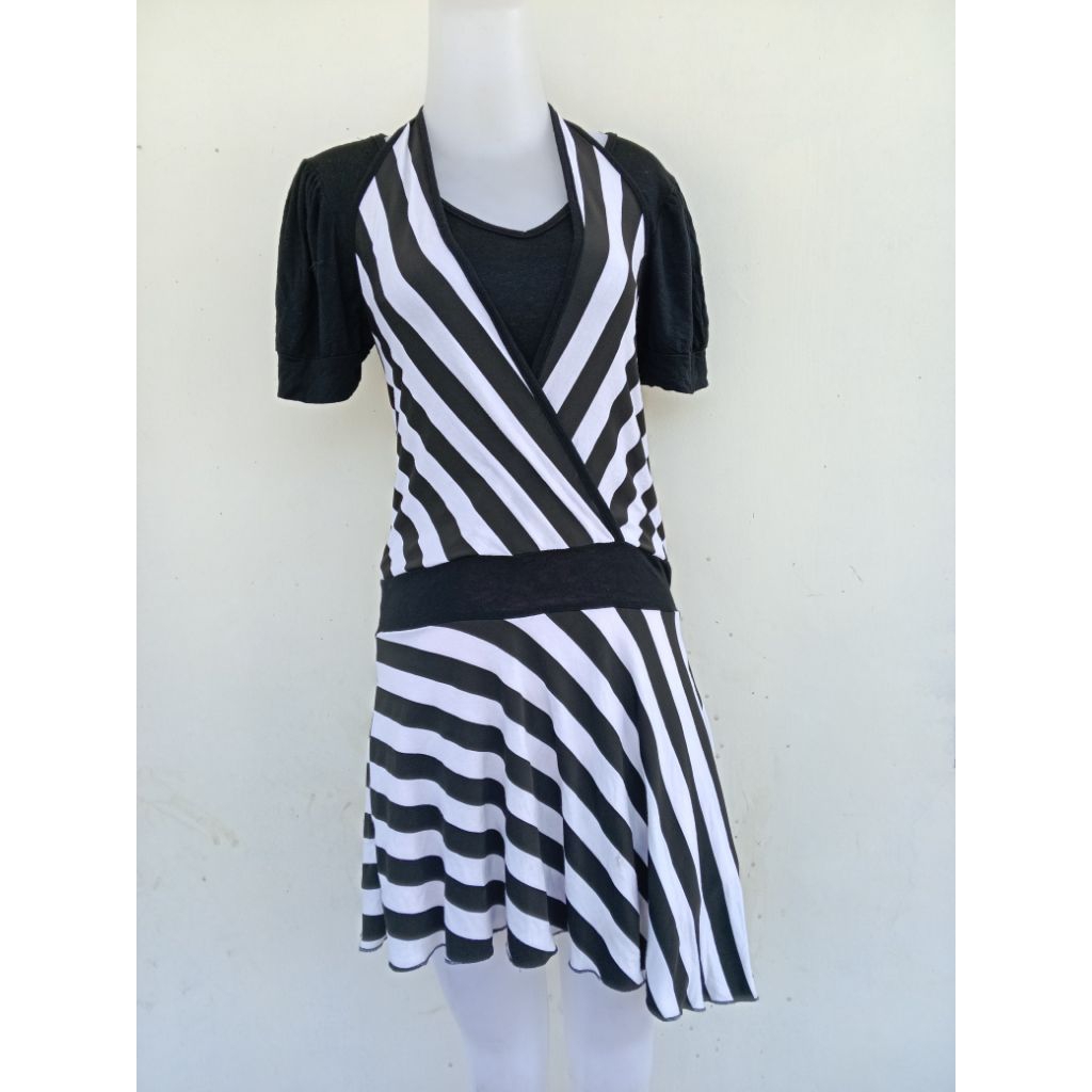 mini dress salur hitam putih