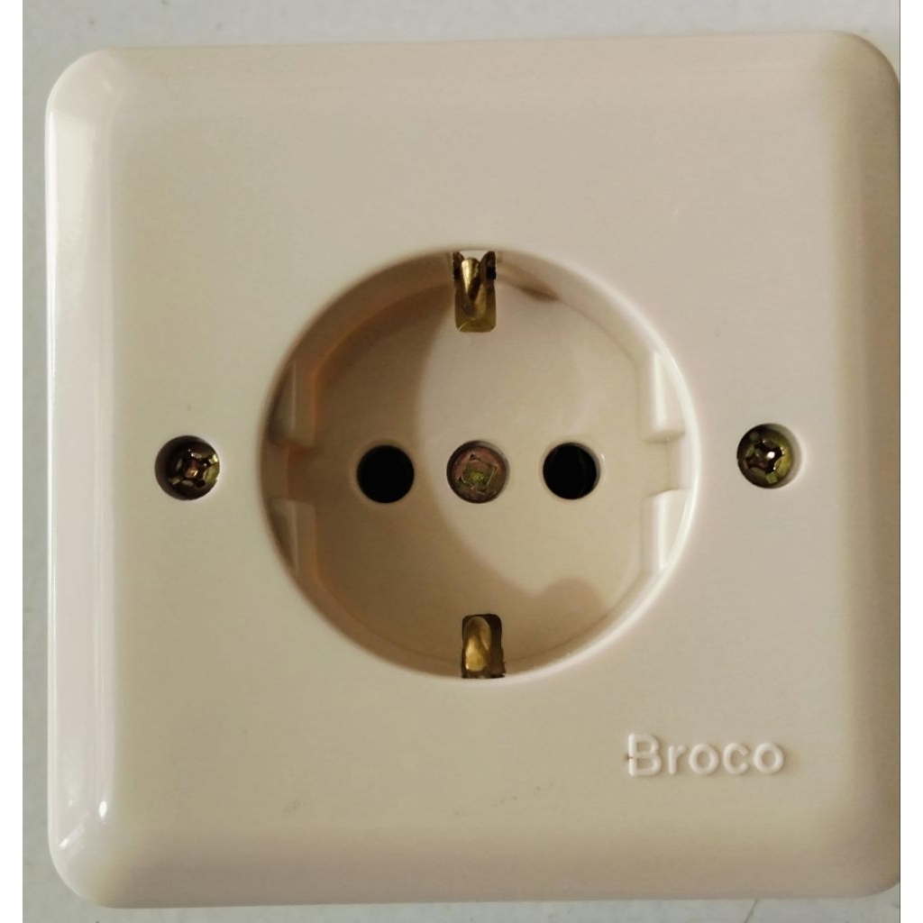 stop kontak dinding broco