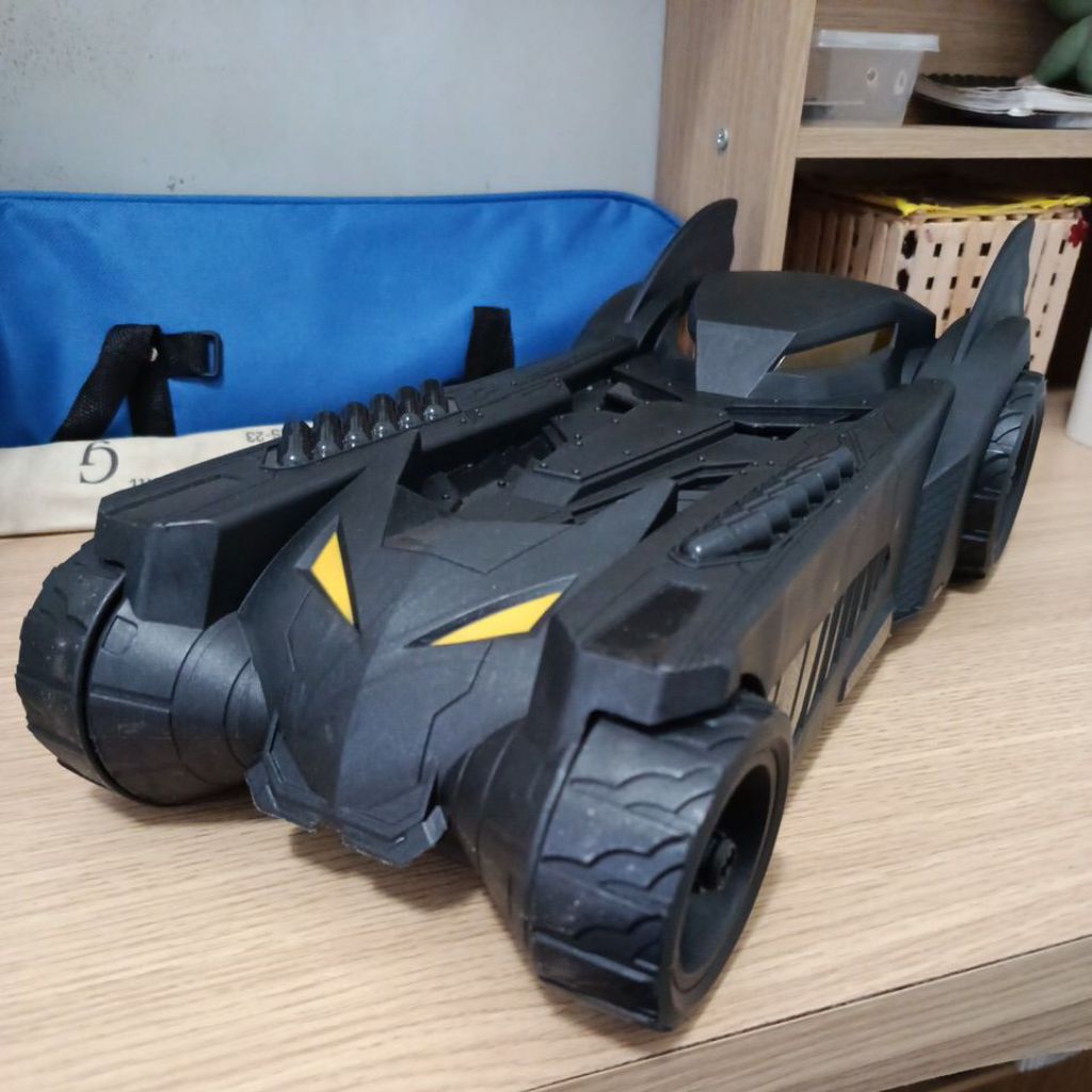 Mainan mobil batman