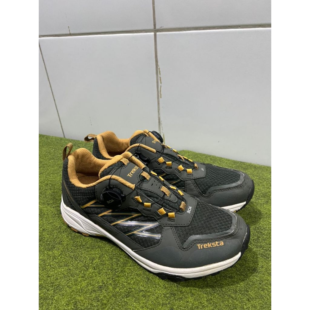 sepatu outdoor TREKSTA