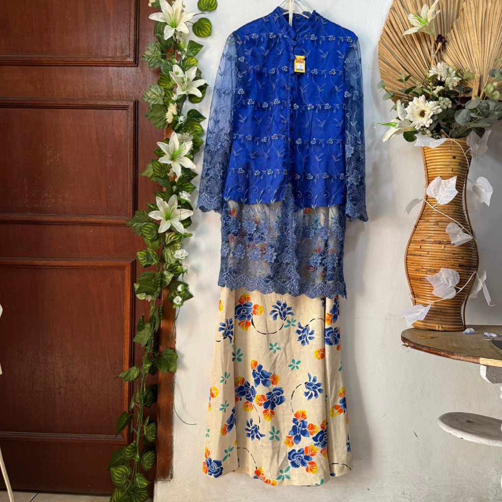 Set Kebaya Biru Elektrik Rok Bunga
