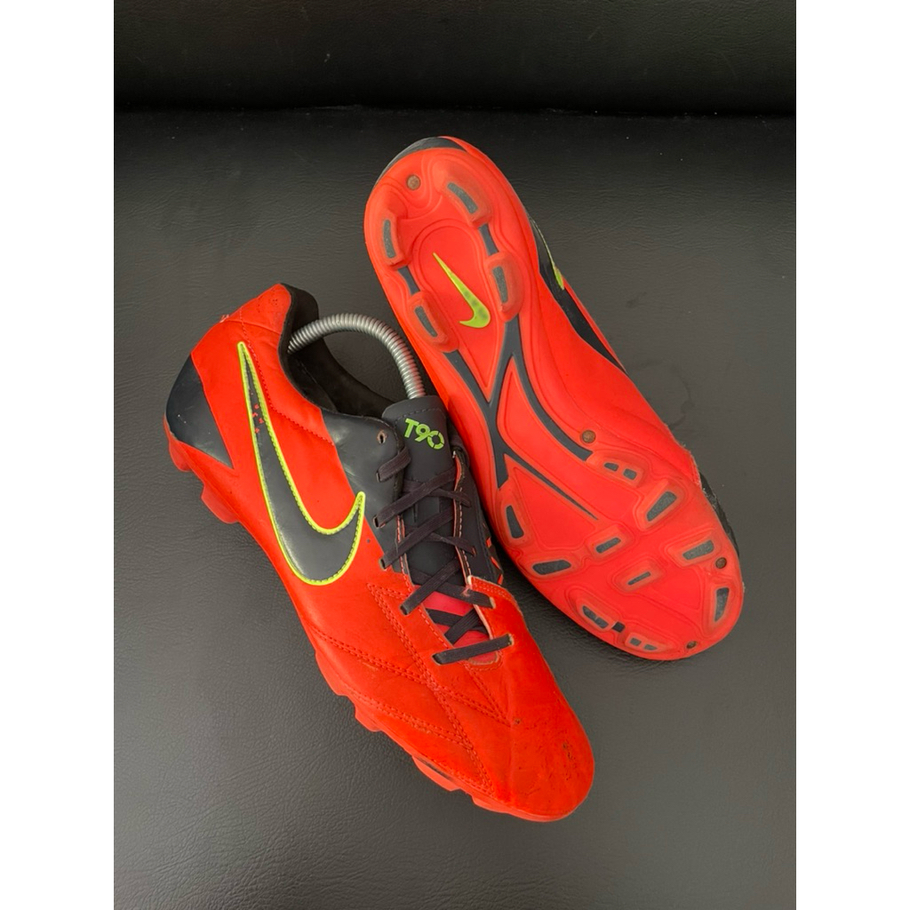 Sepatu bola tipe T90 42.5 27cm