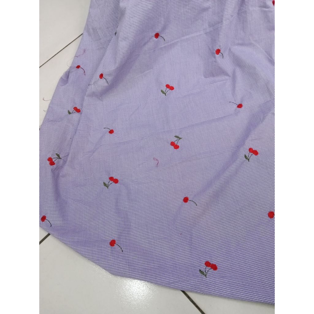 KAIN KATUN KOTAK BORDIR MOTIF CHERRY WARNA DASAR UNGU MUDA