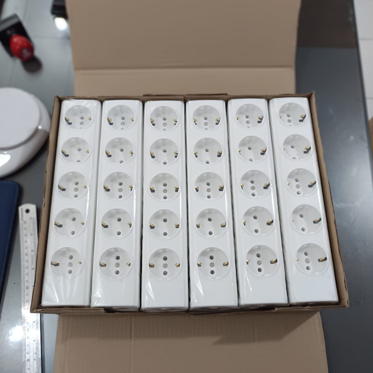 Broco Stopkontak Lubang 6 - 15360