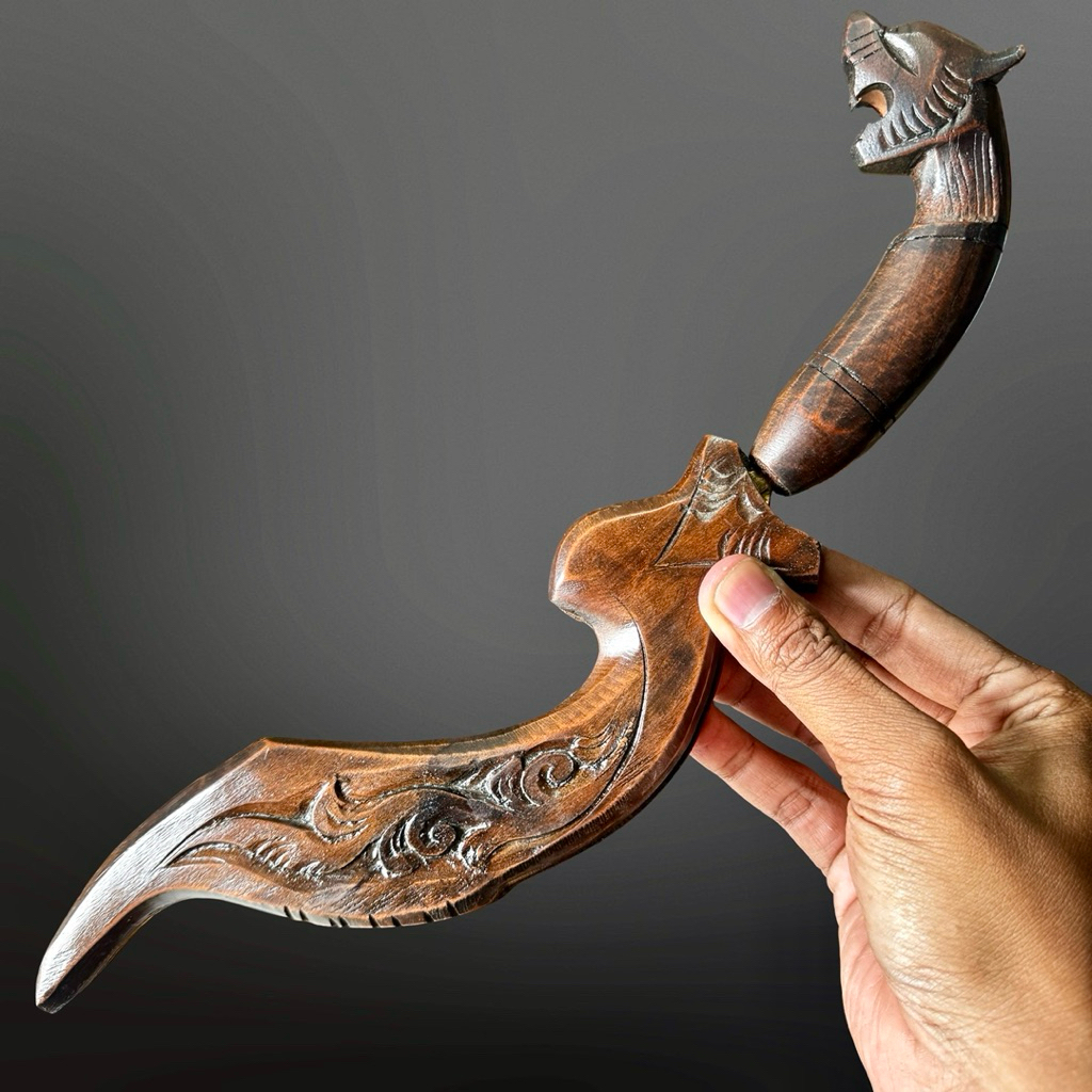 Kujang Baja Besar bilah kuningan motif ukiran macan