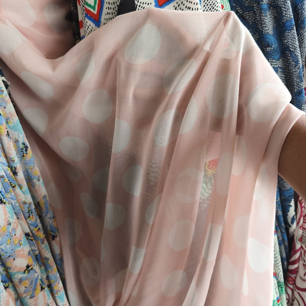 Kain Sifon Ceruty Motif Polkadot Besar – Bahan Jatuh, Lembut, Adem, Elegan untuk Gamis, Dress, Blous