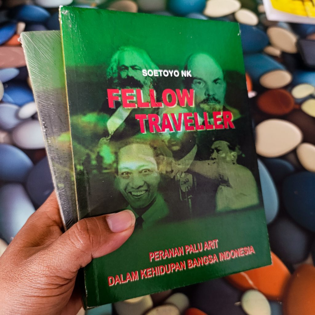 buku fellow traveller peranan palu arit dalam kehidupan bangsa Indonesia - soetoyo dkk original