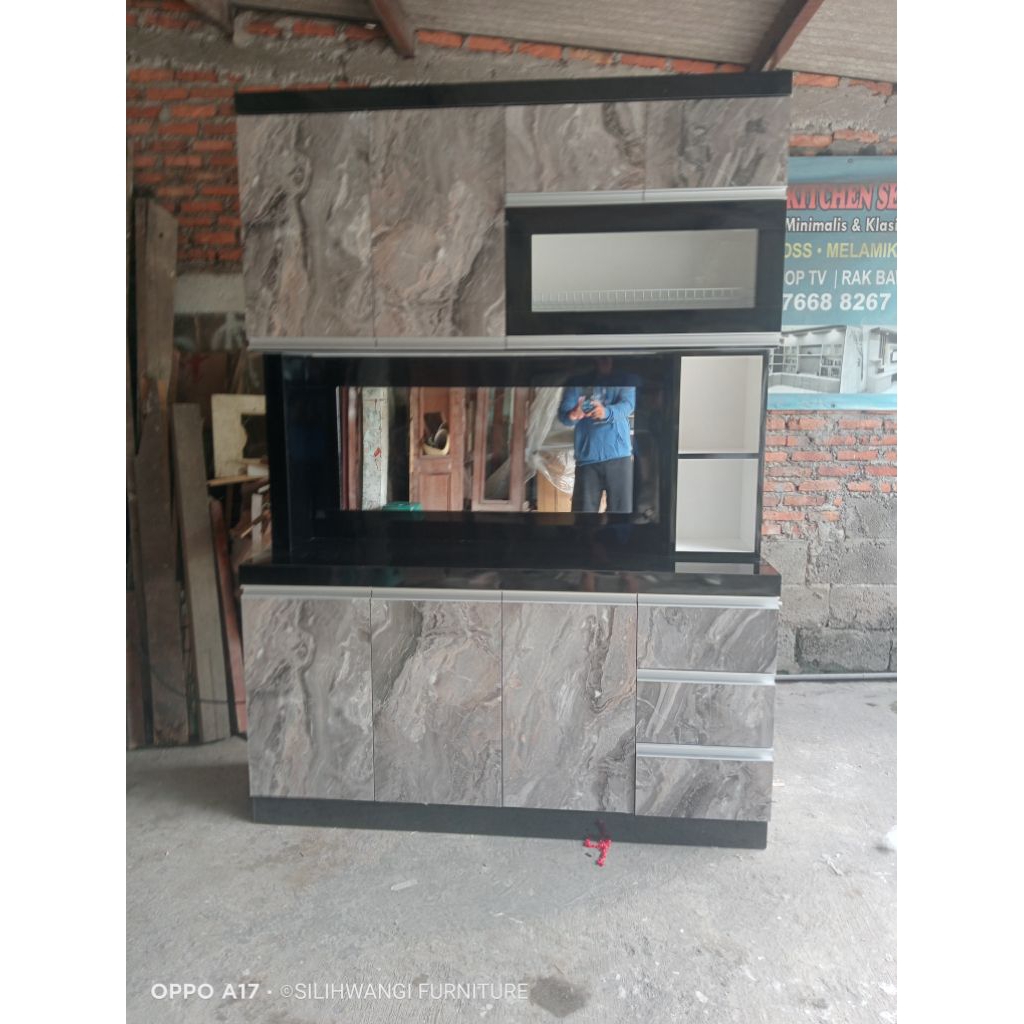 lemari piring /lemari dapur 4 pintu hpl