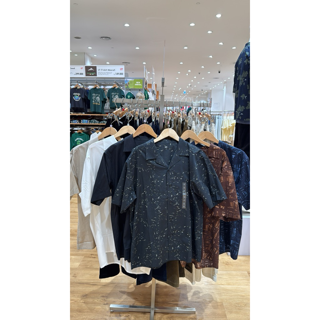 Uniqlo Kemeja Katun Modal Kerah Terbuka Cowok Sale