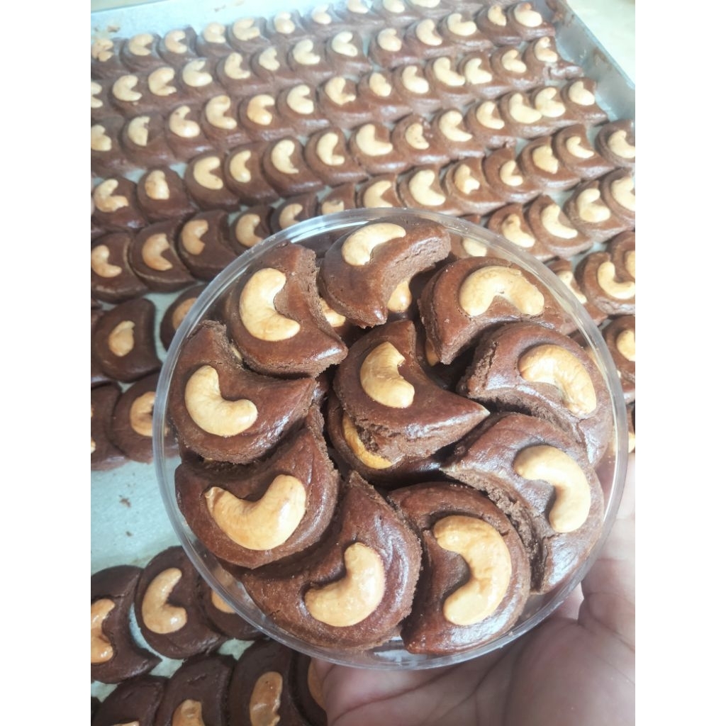 Kue Coklat Kacang Mente - Toples 250gr, Toping Mede, Segar Setiap Hari