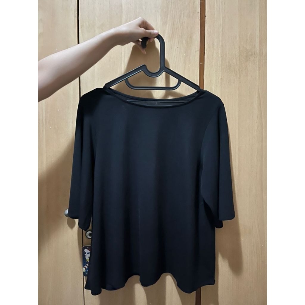 BLOUSE HITAM UNIQLO