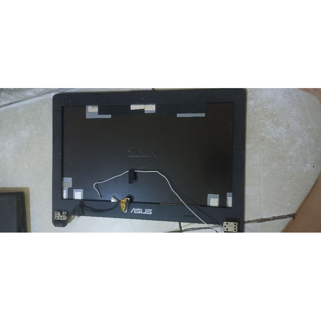 penutup belakang layar (back cover) laptop bekas ASUS berwarna hitam. 