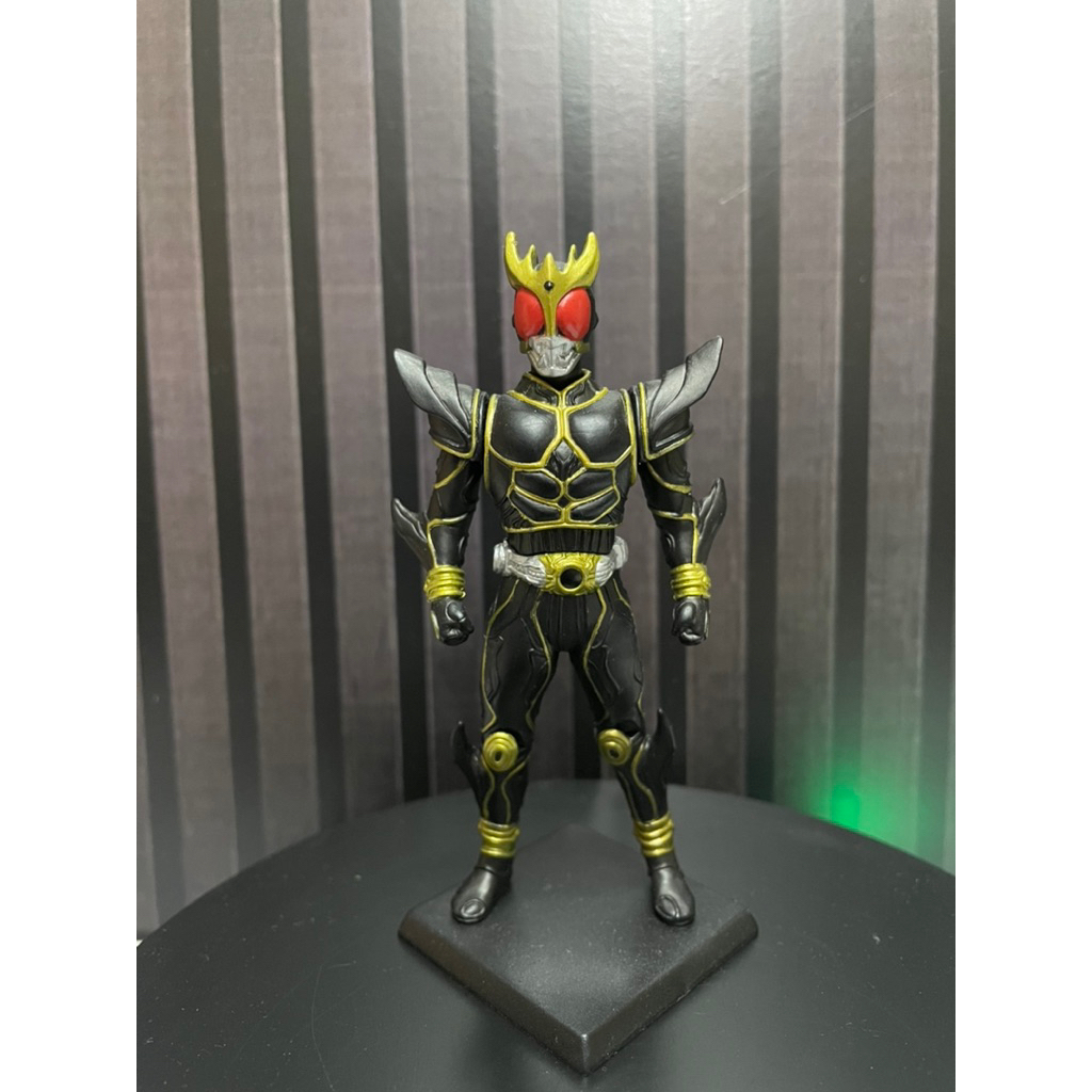 Kamen rider Kuuga Ultimate form HG action figure with base Original Bandai