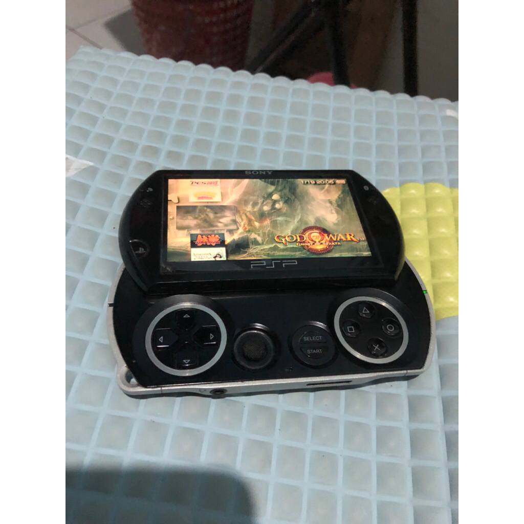 PSP GO internal 16GB+ADAPTOR SONY PSP GO lecet pemakaian
