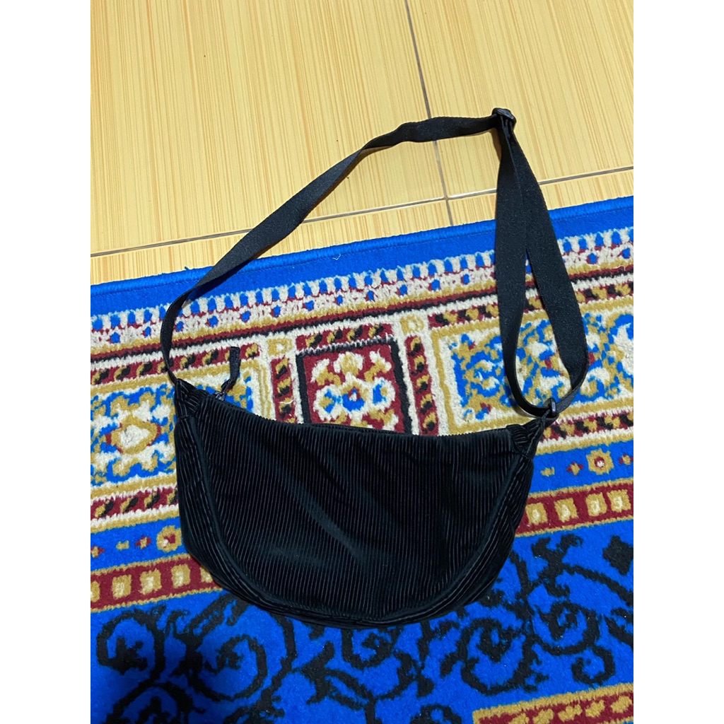 Tas Selempang Uniqlo (Corduroy) Original Black