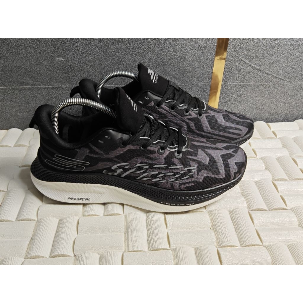Sepatu Olahraga / Sepatu Sport Skechers GOrun Speed Beast - Black/Grey