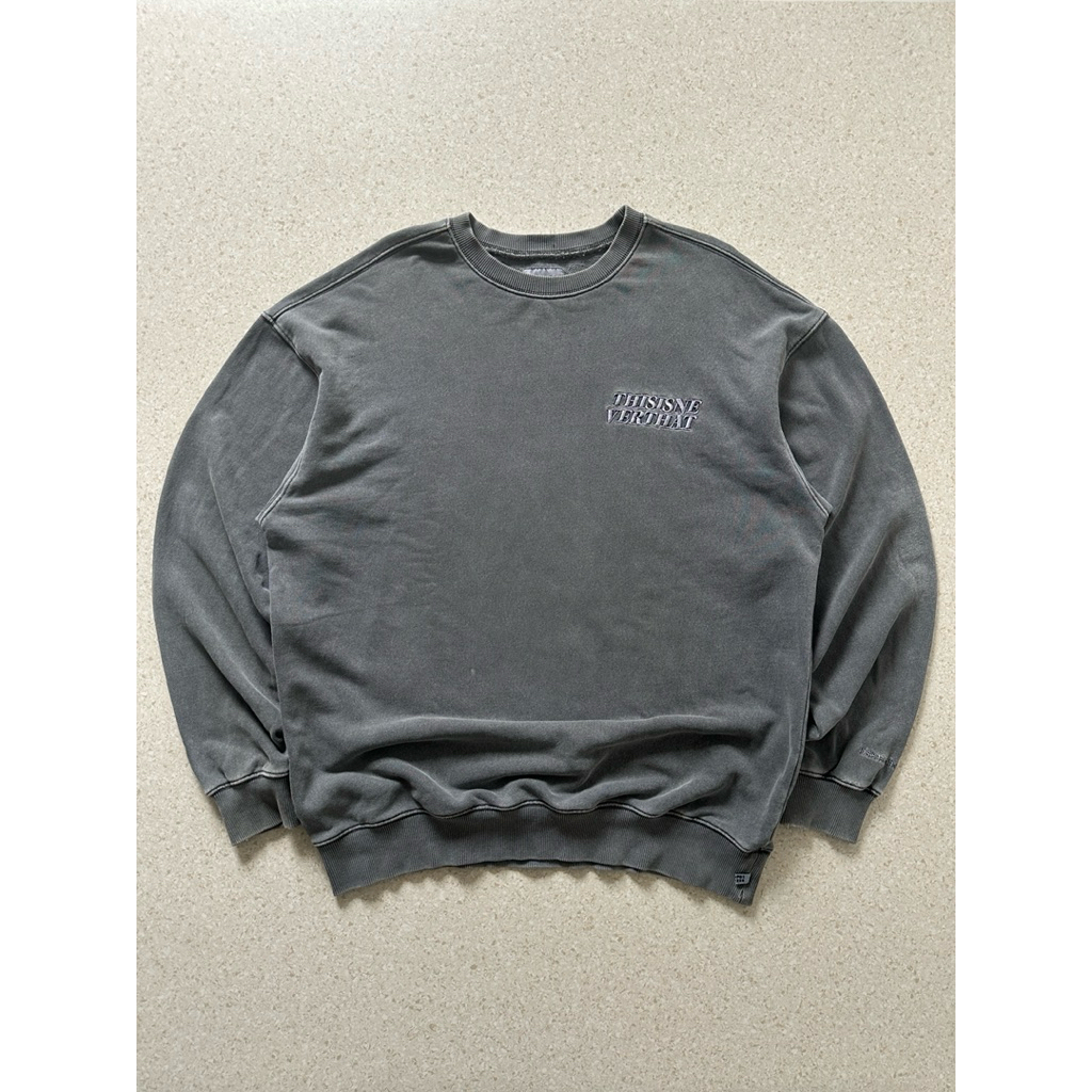 THISISNVRTHAT OL-LOGO CREWNECK - WASHED GREY