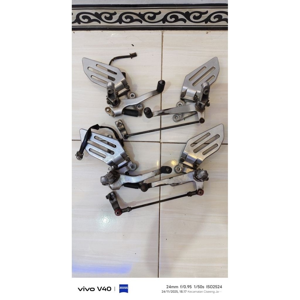 Footstep Depan Yamaha R15 V2 Original copotan