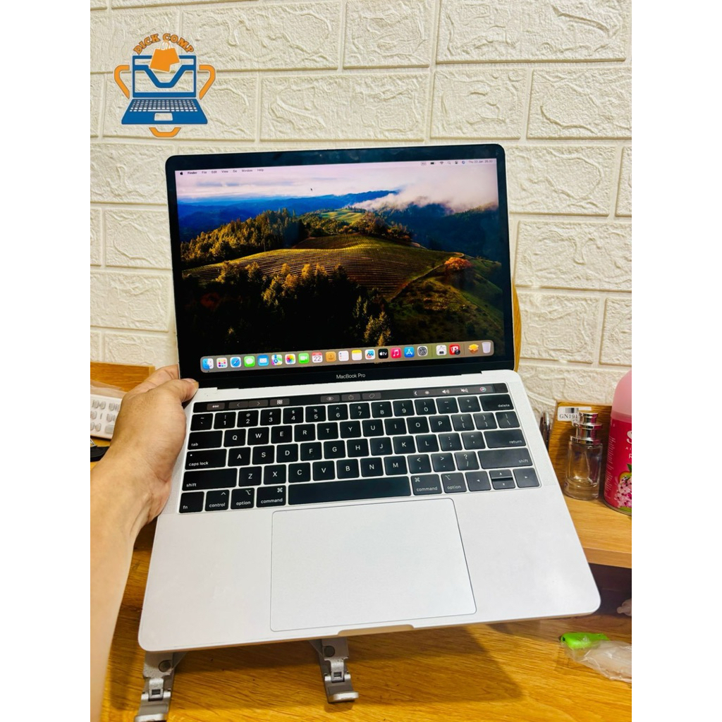 MacBook Pro 13 TouchBar. 2018. core i7. ram 16/256gb ssd. normal