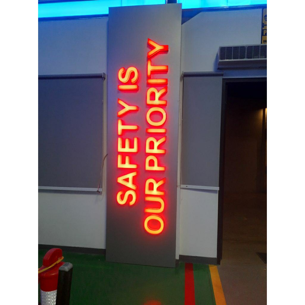 huruf timbul dan neon box atau papan nama toko