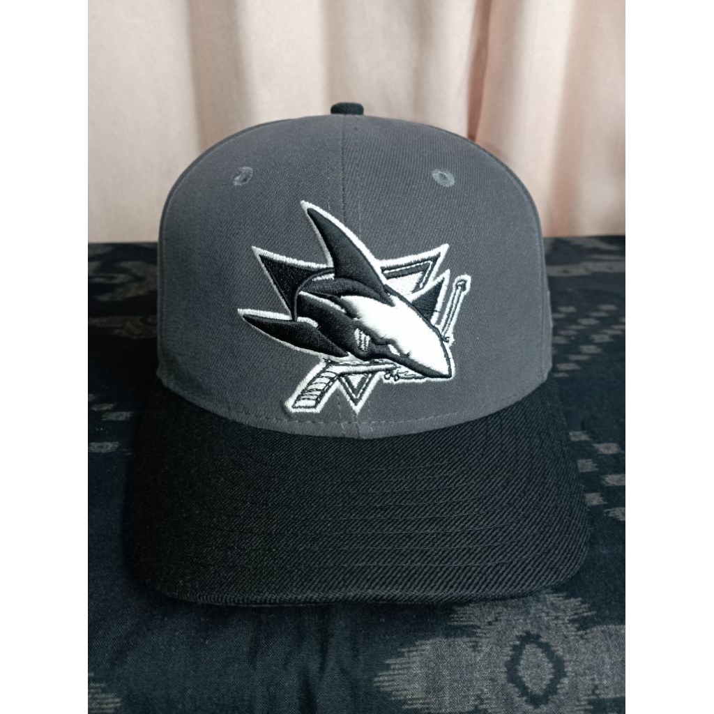 Topi New Era fitted size 7 5/8 (60.6 cm) logo San Jose Sharks NHL