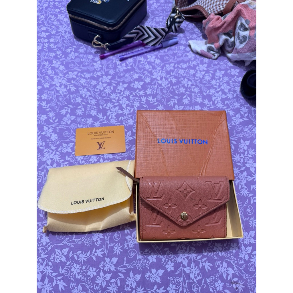 Dompet Wallet LV elvi elpong Victorine Wallet Monogram Empreinte (louis vuitton)