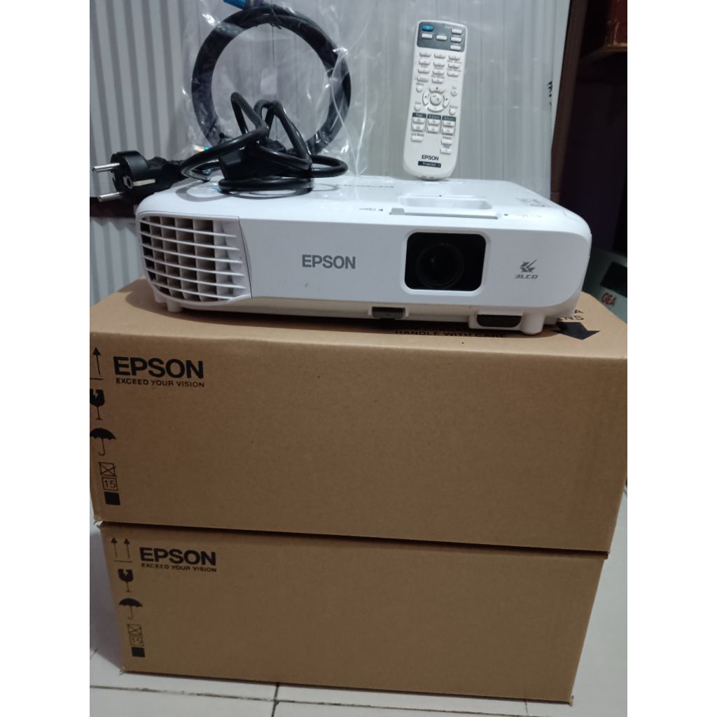 proyektor bekas  epson  EB -S05
