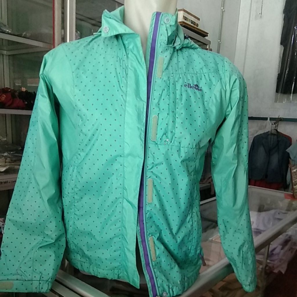 Jaket ellesse bekas ukuran S minus di pelcro,dan butuh mandi