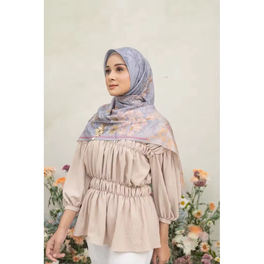 pina scarf wearing klamby