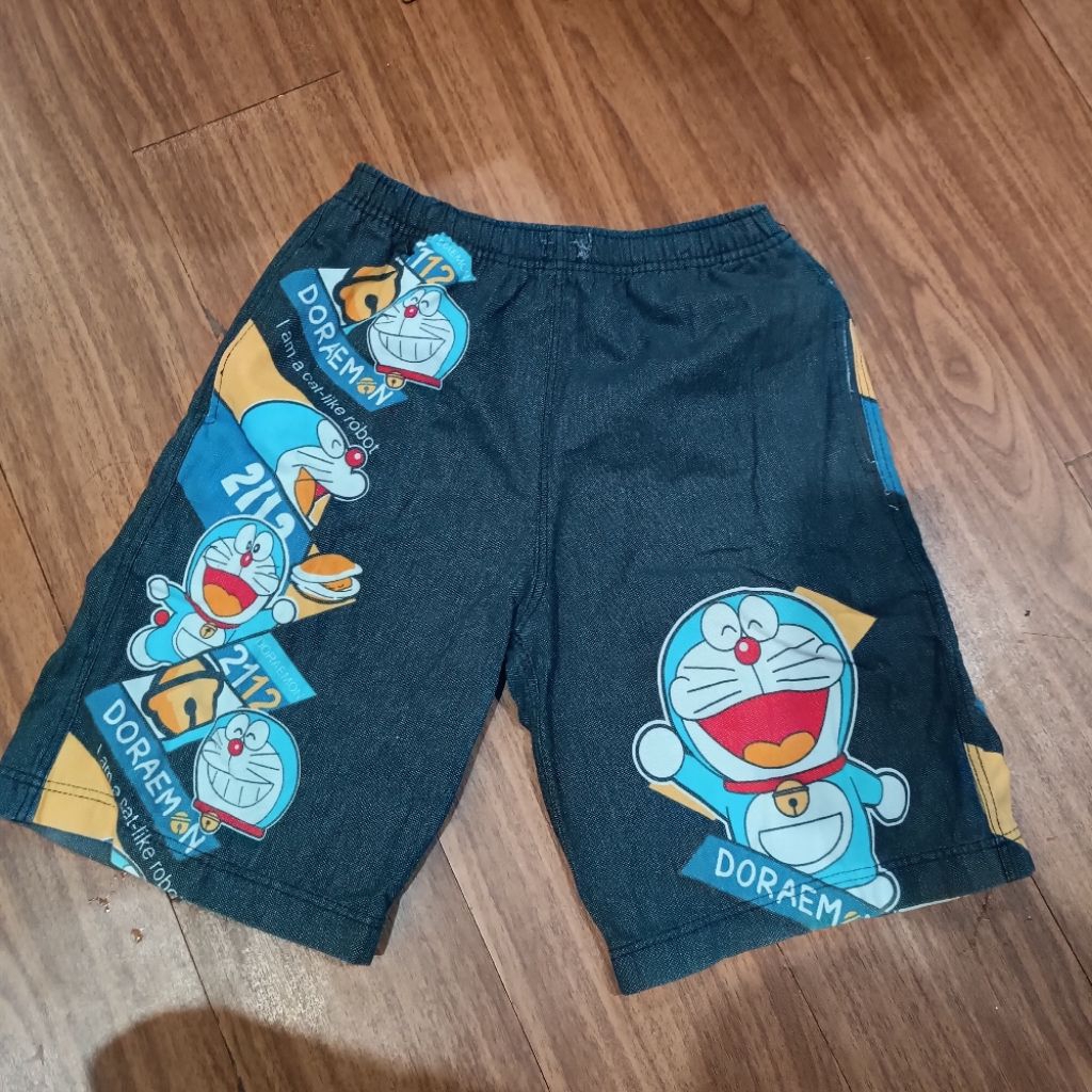 celana pendek doraemon