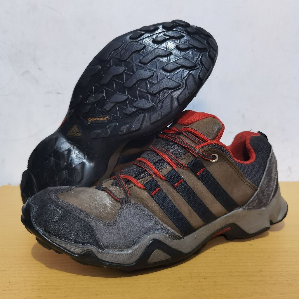 Sepatu Outdoor Adidas 42