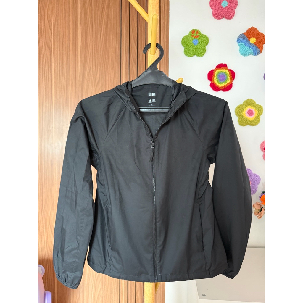 UNIQLO Jaket Parka Saku Proteksi Sinar UV size XS Black sport jacket audreystreasure