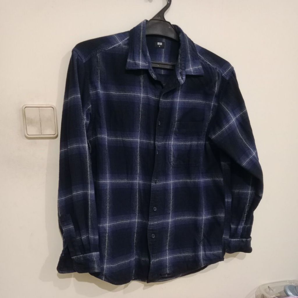 kemeja flannel kotak biru navy uniqlo uk. S