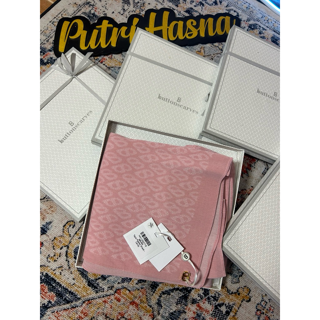 Buttonscarves The Tapis Pleated Shawl