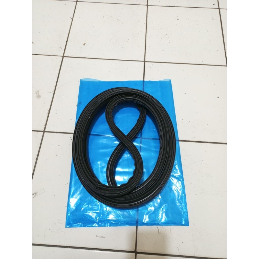 KARET PEREDAM PINTU BAGIAN BELAKANG BAGASI MOBIL ISUZU PANTHER KAPSUL ORIGINAL