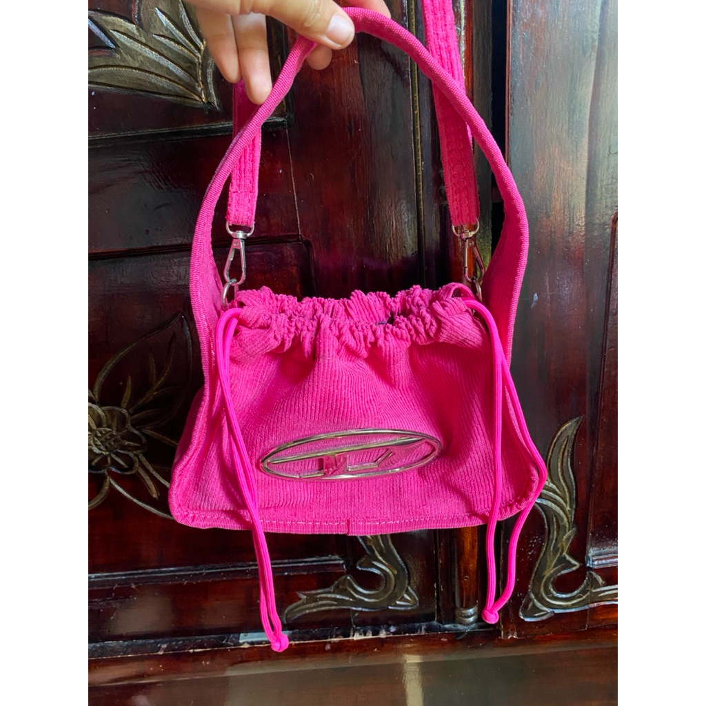 Preloved Tas selempang serut wanita fushia