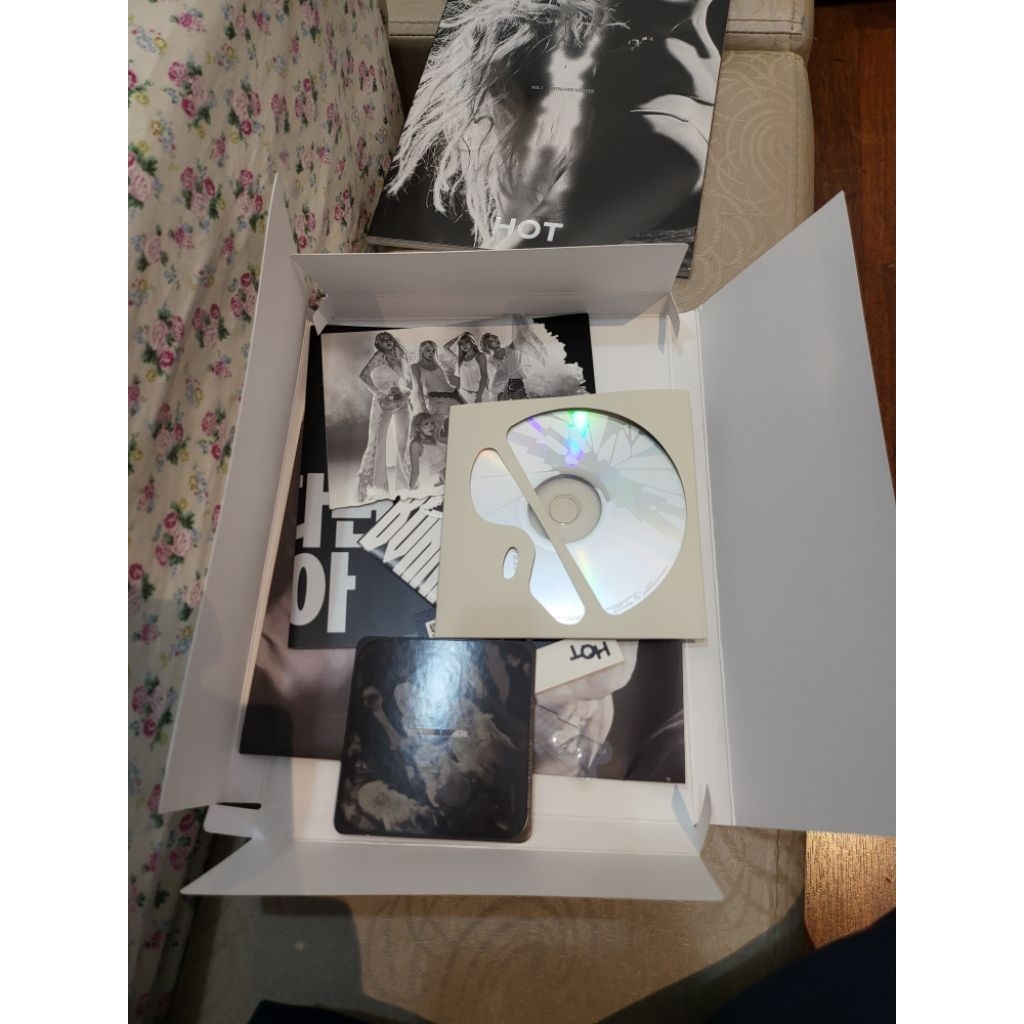 ALBUM LESSERAFIM HOT