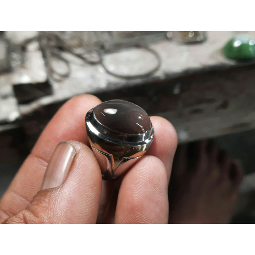 Fosil kayu kristal polesan dan pemasangan premium