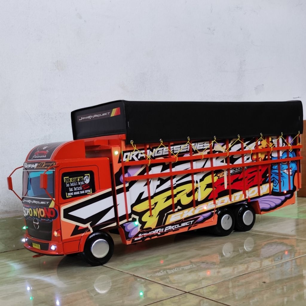 RIQUEST NAMA DAN FOTO Miniatur mobil truk oleng kayu tronton hino jumbo 70cm full variasi lampu, ter