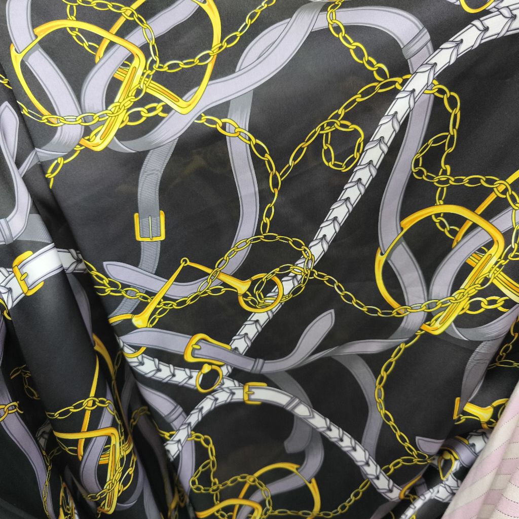 Kain Zara Crepe Motif Rantai Mewah Gold Hitam – Bahan Jatuh, Lembut, Adem, Elegan untuk Gamis, Dress