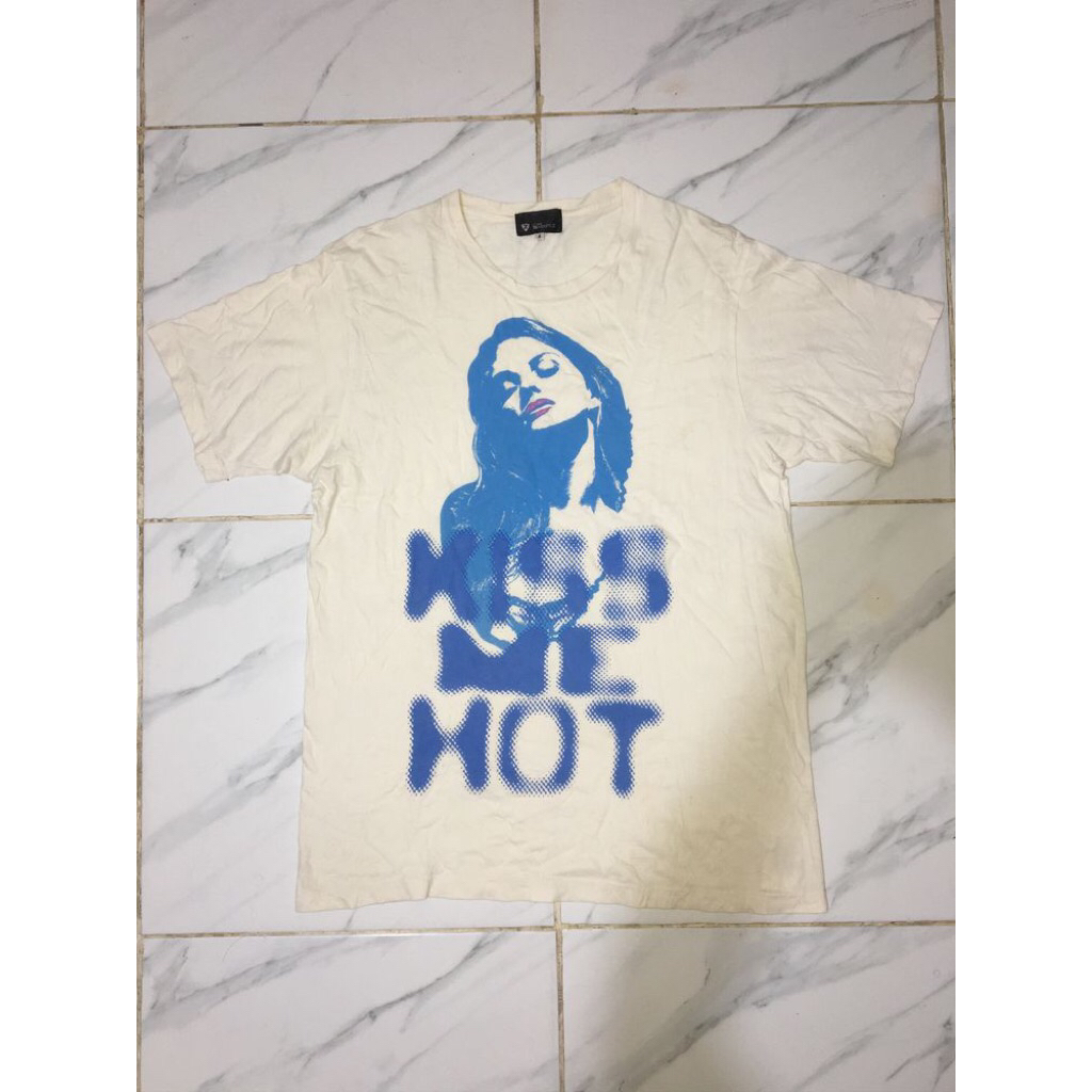 TK MIXPICE KISS ME HOT SHIRT
