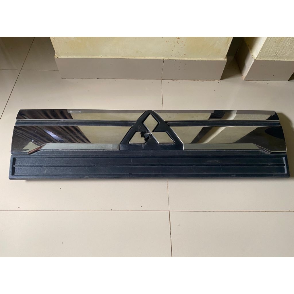 Grill gril lambang depan Mitsubishi l300 euro 4 original