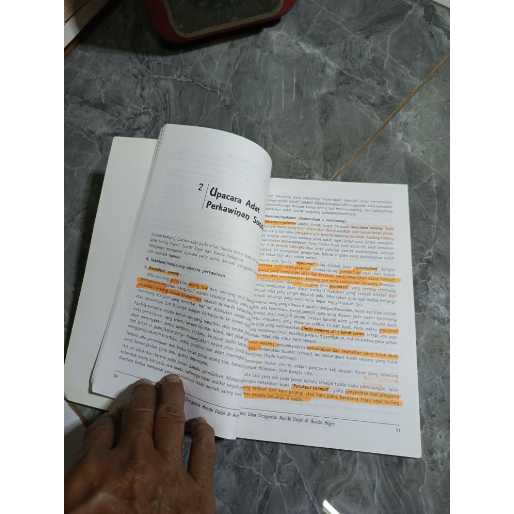 Tata Rias Pengantin Sunda Puteri Sunda Siger dan Sunda Sukapura( buku seni)-Di GB2 kode M2