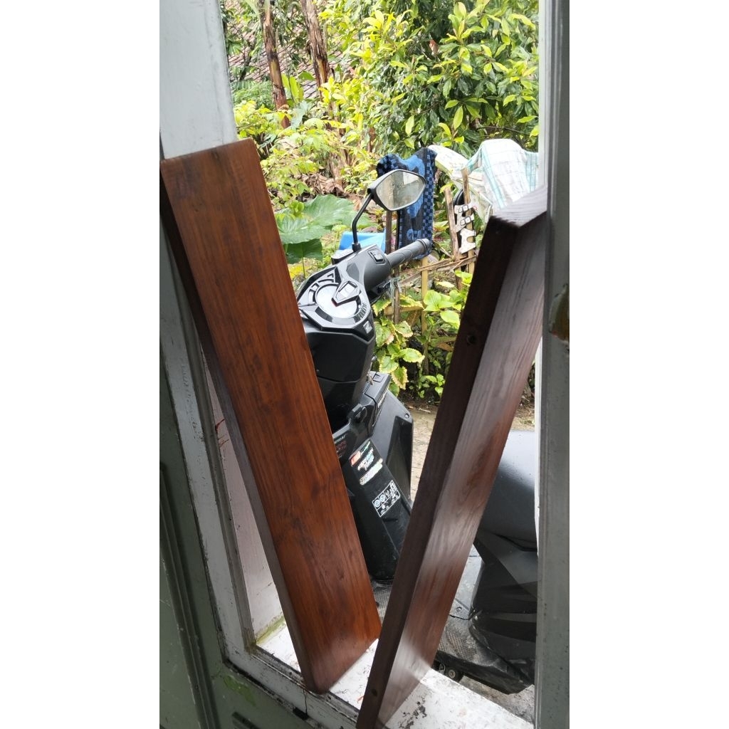 Papan kayu jati Belanda warna coklat 3x pernis