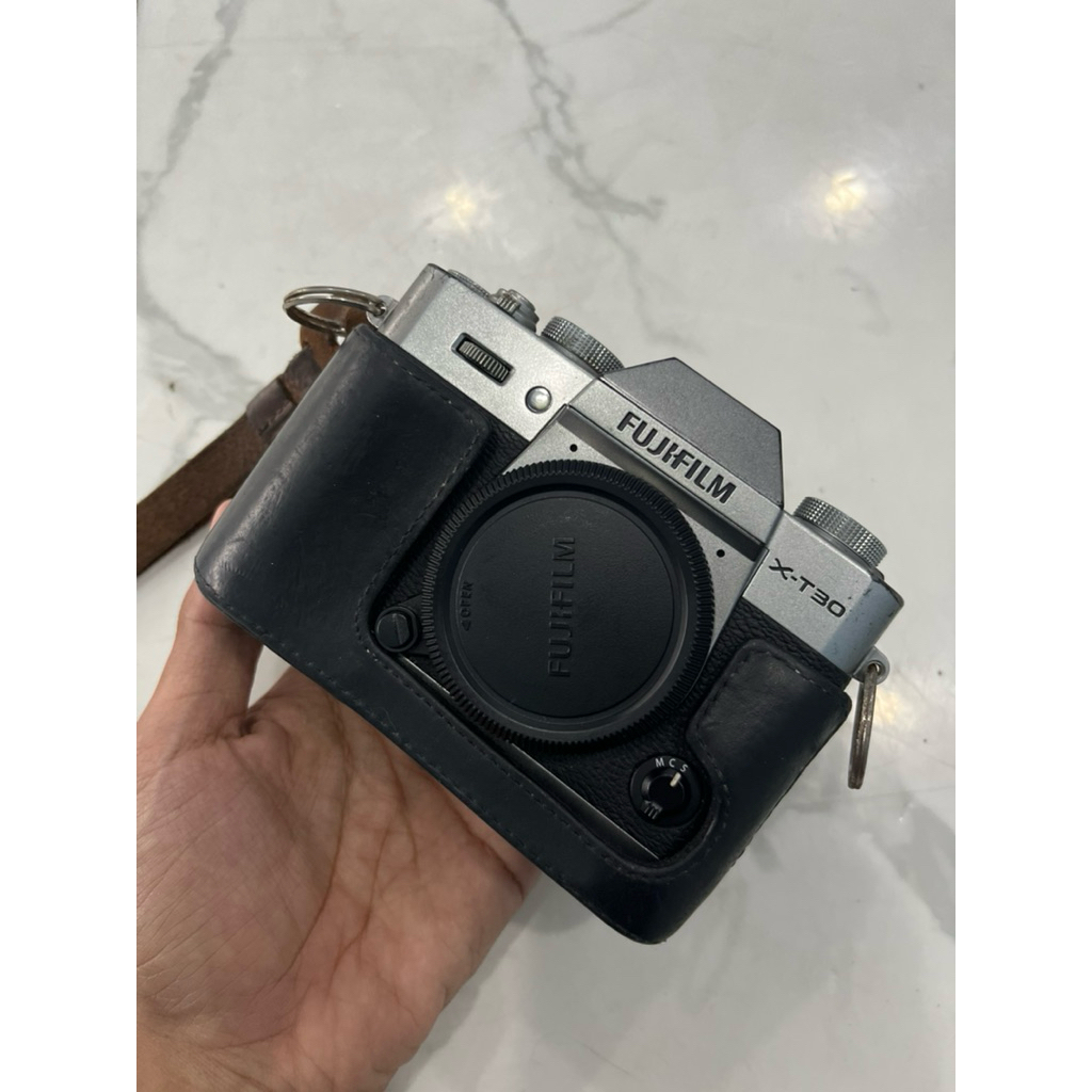 mirorless FUJIFILM xt30 body only