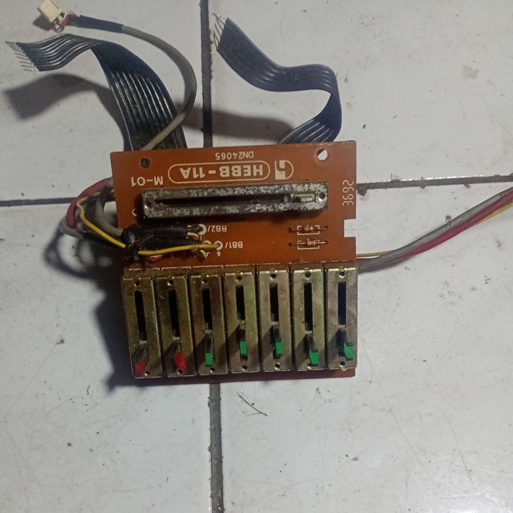 equalizer cabutan dari tape deck Polytron lihat Poto asli nya